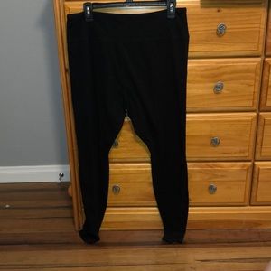 Black leggings with criss-cross pattern